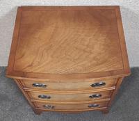 Small Mahogany Bow Front Chest In The Georgian Style / Bevan Funnell, Reprodux (5 of 8) Small Mahogany Bow Front Chest In The Georgian Style / Bevan Funnell, Reprodux (5 of 8)