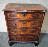 An 18th Century Style Figured Walnut Serpentine Chest of Drawers (6 of 12) An 18th Century Style Figured Walnut Serpentine Chest of Drawers (6 of 12)