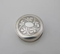 Beautiful Small Round George III Silver Patch Box Joseph Taylor Birmingham c1805 (7 of 7) Beautiful Small Round George III Silver Patch Box Joseph Taylor Birmingham c1805 (7 of 7)