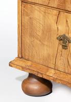 Queen Anne Period Chest of Drawers (5 of 6) Queen Anne Period Chest of Drawers (5 of 6)