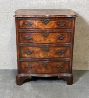 An 18th Century Style Figured Walnut Serpentine Chest of Drawers (4 of 12) An 18th Century Style Figured Walnut Serpentine Chest of Drawers (4 of 12)