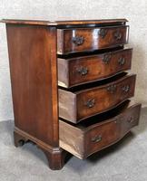 An 18th Century Style Figured Walnut Serpentine Chest of Drawers (5 of 12) An 18th Century Style Figured Walnut Serpentine Chest of Drawers (5 of 12)