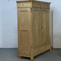 Decorative 19th century pine double wardrobe 'dismantles (6 of 8) Decorative 19th century pine double wardrobe 'dismantles (6 of 8)