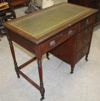 1930s Oak Desk with Green Leather Inset '1 Piece' (3 of 4) 1930s Oak Desk with Green Leather Inset '1 Piece' (3 of 4)