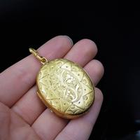 Antique Victorian Double Sided Engraved Fancy Oval Rolled Gold Photo Locket Pendant (8 of 8) Antique Victorian Double Sided Engraved Fancy Oval Rolled Gold Photo Locket Pendant (8 of 8)