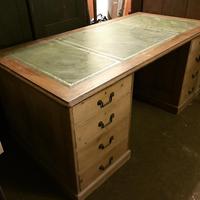G. W. R Large Pine & Oak Leather Topped Desk (12 of 17) G. W. R Large Pine & Oak Leather Topped Desk (12 of 17)