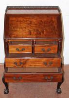 1900's Small Neat Mahogany Bureau with Green Leather (2 of 5) 1900's Small Neat Mahogany Bureau with Green Leather (2 of 5)