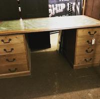 G. W. R Large Pine & Oak Leather Topped Desk (17 of 17) G. W. R Large Pine & Oak Leather Topped Desk (17 of 17)