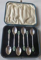 A cased set of silver, green-enamelled coffee spoons in the Art Deco manner (5 of 9) A cased set of silver, green-enamelled coffee spoons in the Art Deco manner (5 of 9)