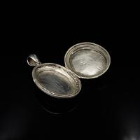 Antique Victorian Stork Bird Engraved Oval Sterling Silver Photo Locket Pendant (2 of 8) Antique Victorian Stork Bird Engraved Oval Sterling Silver Photo Locket Pendant (2 of 8)