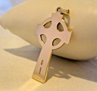 9ct Gold Large Celtic Cross Religious Pendant 2002 London 4.5cm Length 7.1 Grams (6 of 11) 9ct Gold Large Celtic Cross Religious Pendant 2002 London 4.5cm Length 7.1 Grams (6 of 11)