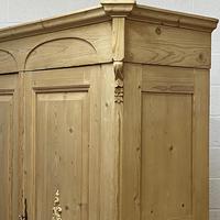 Decorative 19th century pine double wardrobe 'dismantles (2 of 8) Decorative 19th century pine double wardrobe 'dismantles (2 of 8)