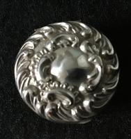 Late Victorian Silver Repousse Top Silver Pill Box (3 of 6) Late Victorian Silver Repousse Top Silver Pill Box (3 of 6)