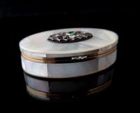 Art Deco Diamond and Emerald snuff box, 18ct gold, Mother of Pearl (2 of 14) Art Deco Diamond and Emerald snuff box, 18ct gold, Mother of Pearl (2 of 14)