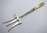 Antique Edwardian 1902 Solid Sterling Silver & Mother of Pearl Bread Muffin Cake Fork Server 5 1/2" (2 of 5) Antique Edwardian 1902 Solid Sterling Silver & Mother of Pearl Bread Muffin Cake Fork Server 5 1/2" (2 of 5)