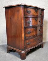 An 18th Century Style Figured Walnut Serpentine Chest of Drawers (2 of 12) An 18th Century Style Figured Walnut Serpentine Chest of Drawers (2 of 12)