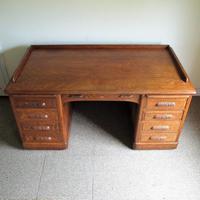 Oak Pedestal Desk (4 of 9) Oak Pedestal Desk (4 of 9)