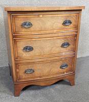 Small Mahogany Bow Front Chest In The Georgian Style / Bevan Funnell, Reprodux (4 of 8) Small Mahogany Bow Front Chest In The Georgian Style / Bevan Funnell, Reprodux (4 of 8)