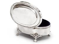 Oval Edwardian Silver Jewellery Box with a Hinged Plain Lid & Wreath Style Border (2 of 5) Oval Edwardian Silver Jewellery Box with a Hinged Plain Lid & Wreath Style Border (2 of 5)