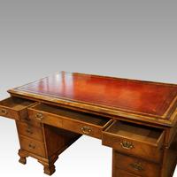 Walnut Pedestal Desk by Waring and Gillow (8 of 18) Walnut Pedestal Desk by Waring and Gillow (8 of 18)