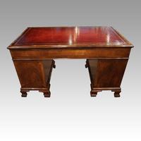 Walnut Pedestal Desk by Waring and Gillow (4 of 18) Walnut Pedestal Desk by Waring and Gillow (4 of 18)