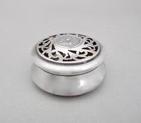 Rare Edwardian 'Reynold's Angels" Silver Pot Pourri Box by William Comyns, London 1905 (7 of 7) Rare Edwardian 'Reynold's Angels" Silver Pot Pourri Box by William Comyns, London 1905 (7 of 7)