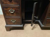 Quality Mid 18th Century Mahogany Kneehole Desk (2 of 7) Quality Mid 18th Century Mahogany Kneehole Desk (2 of 7)