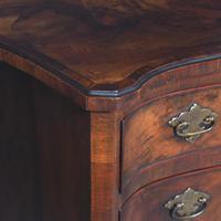 Georgian Style Figured Walnut Serpentine Chest of Drawers (3 of 10) Georgian Style Figured Walnut Serpentine Chest of Drawers (3 of 10)