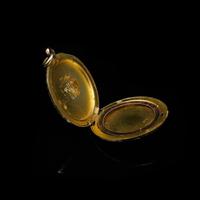 Antique 9ct 9K Yellow Gold Engraved Fancy Round Photo Locket Pendant (9 of 11) Antique 9ct 9K Yellow Gold Engraved Fancy Round Photo Locket Pendant (9 of 11)
