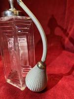 A Large Lalique “Duncan” pattern atomiser scent bottle with original box (5 of 10) A Large Lalique “Duncan” pattern atomiser scent bottle with original box (5 of 10)