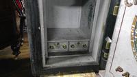 FIne Quality Chatwood Safe Still in its Original Livery (6 of 6) FIne Quality Chatwood Safe Still in its Original Livery (6 of 6)