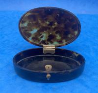 1900s Oval Tortoiseshell Box (2 of 9) 1900s Oval Tortoiseshell Box (2 of 9)