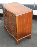 1960's Mahogany Serpentine Front Small Chest of Drawers (3 of 4) 1960's Mahogany Serpentine Front Small Chest of Drawers (3 of 4)
