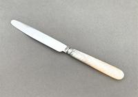 Stylish Georgian silver & mother-of-peal butter knife (2 of 3) Stylish Georgian silver & mother-of-peal butter knife (2 of 3)