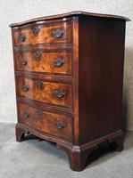 An 18th Century Style Figured Walnut Serpentine Chest of Drawers (3 of 12) An 18th Century Style Figured Walnut Serpentine Chest of Drawers (3 of 12)