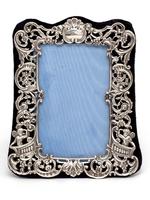 Small William Comyns Silver Photo or Picture Frame Decorated with Cherubs, Scrolls and Flowers (4 of 5) Small William Comyns Silver Photo or Picture Frame Decorated with Cherubs, Scrolls and Flowers (4 of 5)