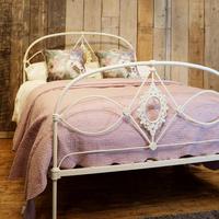 Mid Victorian Cast Iron Antique Bed in Cream (2 of 7) Mid Victorian Cast Iron Antique Bed in Cream (2 of 7)
