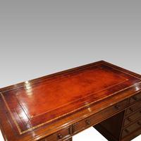 Victorian Mahogany Pedestal Desk (10 of 10) Victorian Mahogany Pedestal Desk (10 of 10)