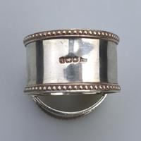 Good Grade Solid Silver Pair of Napkin Rings by Walker & Hall c.1919 (5 of 6) Good Grade Solid Silver Pair of Napkin Rings by Walker & Hall c.1919 (5 of 6)