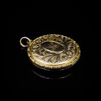 Antique 9ct 9K Yellow Gold Engraved Fancy Round Photo Locket Pendant (6 of 11) Antique 9ct 9K Yellow Gold Engraved Fancy Round Photo Locket Pendant (6 of 11)
