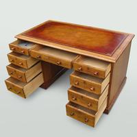 Oak Knee-Hole Pedestal Desk (5 of 7) Oak Knee-Hole Pedestal Desk (5 of 7)
