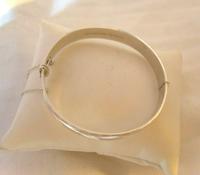 Vintage Sterling Silver Bangle 1975 Ornate Leaf Decoration 22.8 Grams 7" Length (6 of 10) Vintage Sterling Silver Bangle 1975 Ornate Leaf Decoration 22.8 Grams 7" Length (6 of 10)