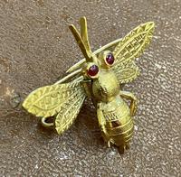 9ct Scarf Clip in the Form of a Bee (2 of 4) 9ct Scarf Clip in the Form of a Bee (2 of 4)