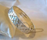 Vintage Sterling Silver Bangle 1976 Ornate Ladies Bracelet Heavy 30 5 Grams 7" Length (2 of 11) Vintage Sterling Silver Bangle 1976 Ornate Ladies Bracelet Heavy 30 5 Grams 7" Length (2 of 11)
