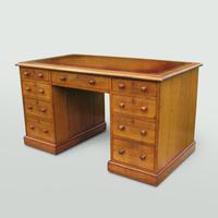 Oak Knee-Hole Pedestal Desk (2 of 7) Oak Knee-Hole Pedestal Desk (2 of 7)