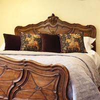 Unusual Italian Extra Wide Bedstead in Walnut (2 of 8) Unusual Italian Extra Wide Bedstead in Walnut (2 of 8)