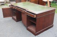 1960s Large Mahogany Partners Desk with Green Leather on Top (5 of 6) 1960s Large Mahogany Partners Desk with Green Leather on Top (5 of 6)