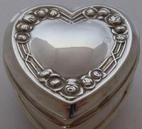 1909 Hallmarked Silver Love Heart Pill Earring Jewellery Box Arts & Crafts (8 of 10) 1909 Hallmarked Silver Love Heart Pill Earring Jewellery Box Arts & Crafts (8 of 10)