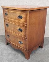Small Mahogany Bow Front Chest In The Georgian Style / Bevan Funnell, Reprodux (7 of 8) Small Mahogany Bow Front Chest In The Georgian Style / Bevan Funnell, Reprodux (7 of 8)