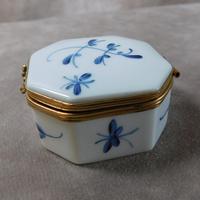 Limoges "Porcelaines de Chantilly" Porcelain Box (3 of 6) Limoges "Porcelaines de Chantilly" Porcelain Box (3 of 6)